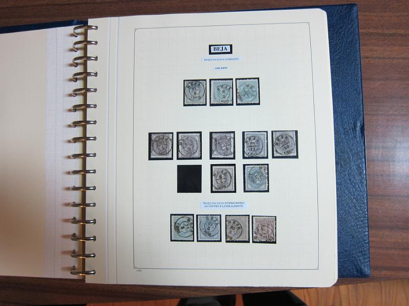 0019 (13).JPG -     Lote:    19      Marcofilia      Lotes Especiais       Descrição:         Portugal. Colecção especializada de carimbos de duplo círculo, tipo 1852, montada em 4 álbuns Lindner, com selos de diversas emissões e cartas, com estudo minucioso de cada marca. Lote a ver.         Lote       Valor Base:     &euro; 2.500,00     Valor Venda:     Retirado     